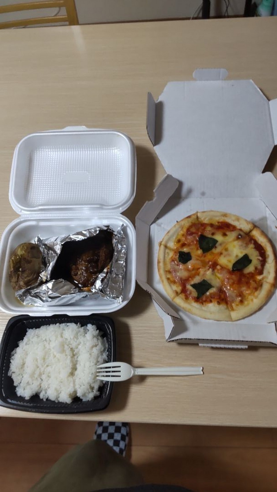 a.k.aだぁ君・今日のランチ・ハンバーグとビーフシチューの包み焼きとポテト・ピザ